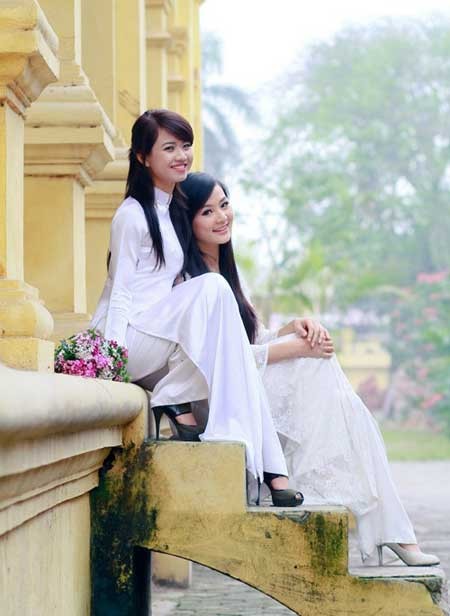 Không hẹn mà gặp, hai nữ sinh xinh đẹp này đều chọn áo dài trắng tinh khôi càng làm tôn thêm vẻ đẹp dịu dàng, đằm thắm của người thiếu nữ Hà Thành.